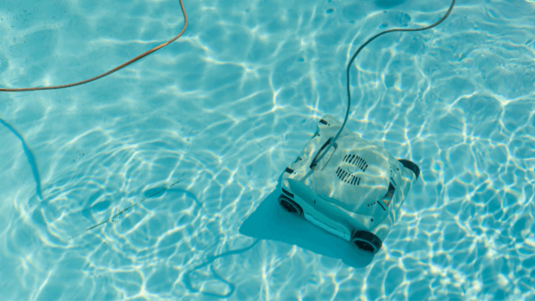 Roboter vs. manuelle Poolreiniger